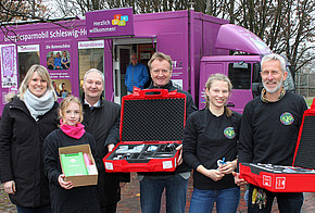 Experimentierkoffer am Lise-Meitner-Gymnasium in Norderstedt übergeben: EKSH-Geschäftsführer Stefan Brumm (3.v.l.) mit (v.l.) Swea Evers vom Energiesparmobil, Nicole Rakowski, Schulleiter Stephan Damp, Luiza Schmülgen und Lehrer Thomas Kohl. Im Hintergrund: Joachim Knofius vom Energiesparmobil.