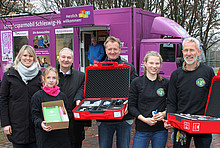 Experimentierkoffer am Lise-Meitner-Gymnasium in Norderstedt übergeben: EKSH-Geschäftsführer Stefan Brumm (3.v.l.) mit (v.l.) Swea Evers vom Energiesparmobil, Nicole Rakowski, Schulleiter Stephan Damp, Luiza Schmülgen und Lehrer Thomas Kohl. Im Hintergrund: Joachim Knofius vom Energiesparmobil.