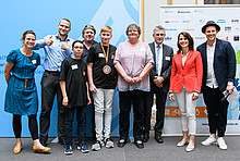 Bronze: Evangelische Sekundarschule Haldensleben 
vlnr: Tanja Loitz (co2online), Schüler der Evangelischen Sekundarschule Haldensleben, Parlamentarische Staatssekretärin Rita Schwarzelühr-Sutter (Mitte), Pia Kampelmann (Schulleiterin), Robert Koch als Vertreter des Paten Landesenergieagentur Sachsen-Anhalt.