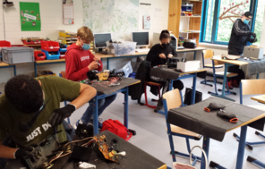 Schüler*innen der Ellerbeker Schule Kiel zerlegen Elektrogeräte im Klassenraum