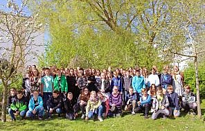 Die Schüler*innen der Christlichen Münster Schule Bad Doberan posieren vor einem Baum