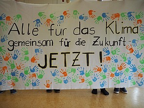 Ein selbst entworfenes Plakat mit der Aufschrift: Alle für das Klima, gemeinsam für die Zukunft - jetzt! Ein selbst entworfenes Plakat mit der Aufschrift: Alle für das Klima, gemeinsam für die Zukunft - jetzt!