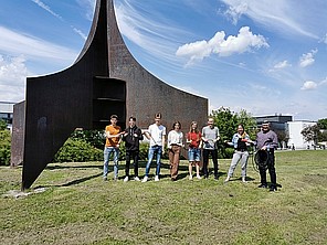 Schüler*innen der Fritz-Ruoff-Schule halten gemeinsam ein Stromkabel