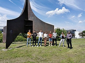 Schüler*innen der Fritz-Ruoff-Schule halten gemeinsam ein Stromkabel Schüler*innen der Fritz-Ruoff-Schule halten gemeinsam ein Stromkabel