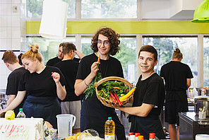 Schüler*innen beim Kochwn