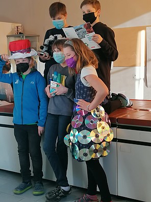 Schüler*innen machen durch Upcycling-Mode auf Ressourcenverschwendung aufmerksam