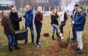 Schüler*innen der Fritz-Ruoff-Schule pflanzen einen Baum