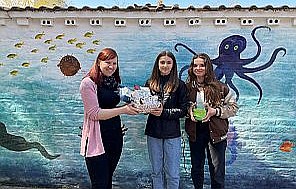 Drei Schülerinnen der Freien Schule Anhalt mit dem Gute-Taten-Glas