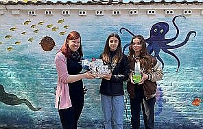 Drei Schülerinnen der Freien Schule Anhalt mit dem Gute-Taten-Glas