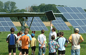 Schüler*innen vor der schuleigenen Photovoltaikanlage