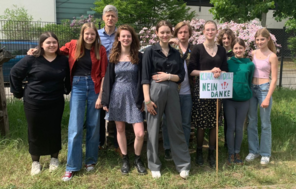 Die Schüler*innen des Mediencampus Babelsberg posieren gemeinsam im Garten