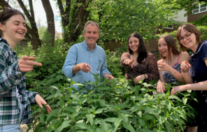 Die Projektgruppe der Friedensburg-Oberschule posiert hinter einem Busch