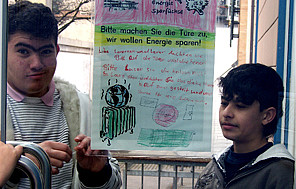Schüler*innen vor einem Plakat zum Energiesparen
