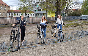 Schüler*innen mit Fahrrädern