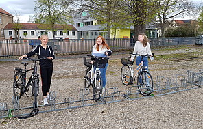 Schüler*innen mit Fahrrädern