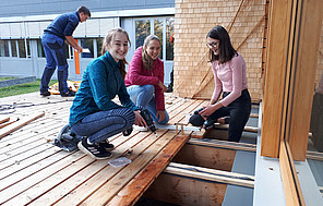 Schülerinnen beim Bau des Passivhauses für den Schulgarten.