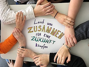 Schülerinnen des Max-Josef-Stifts bilden gemeinsam einen Kreis aus ihren Händen