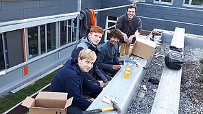Schüler mit Lehrer auf dem Dach des Passivhaus.