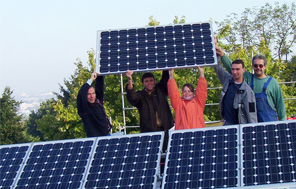 Die Energiesparmeister aus Bonn an der Solaranlage